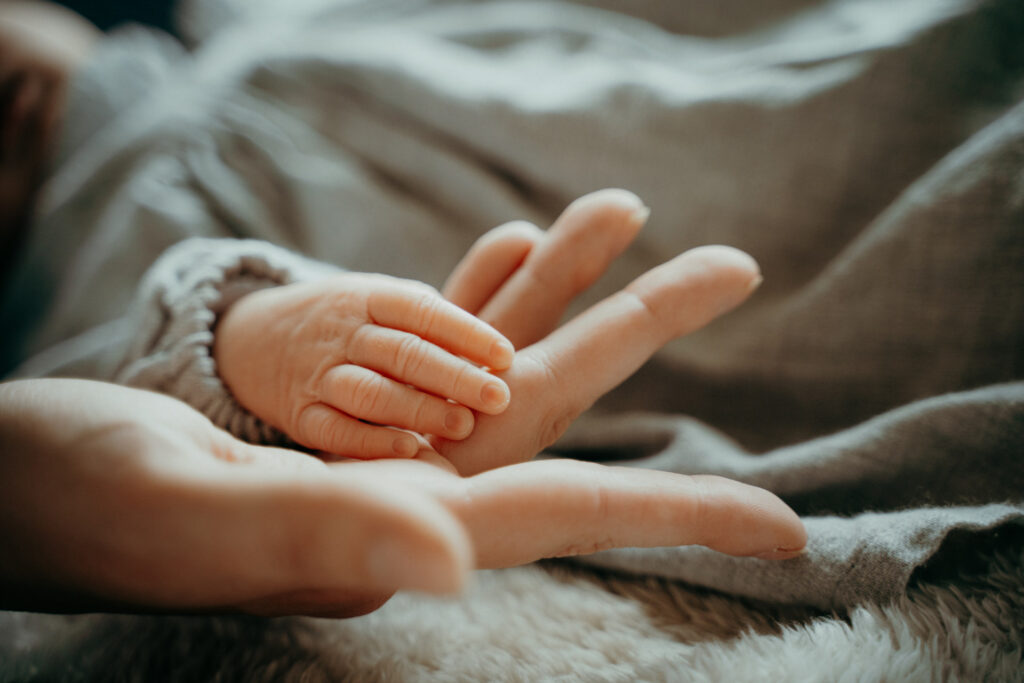 Babyhand bei Neugeborenenshooting