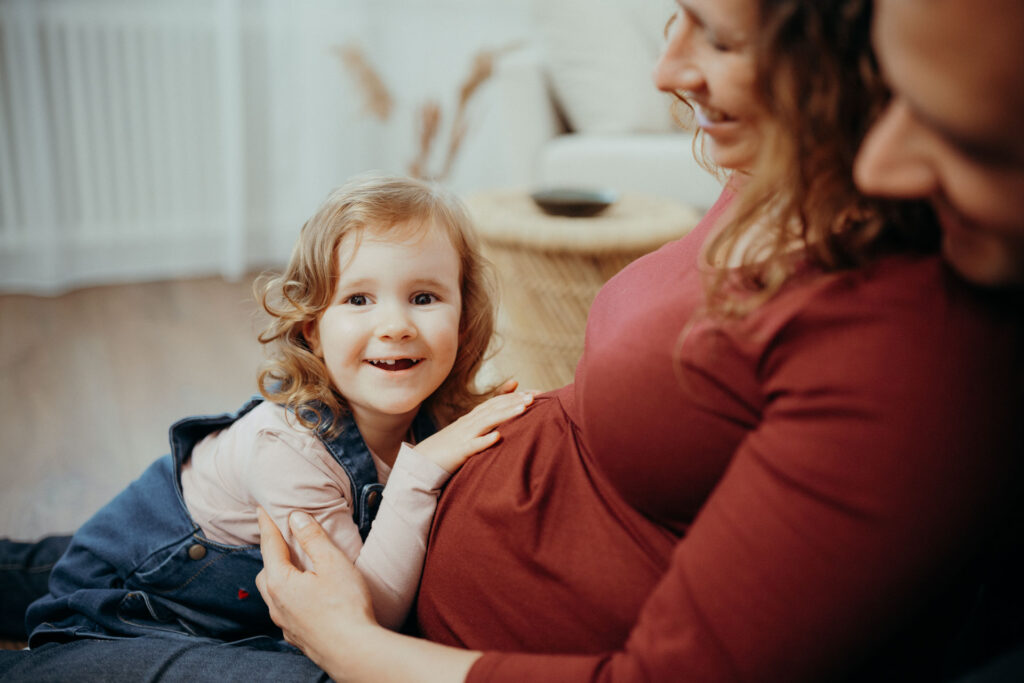 Babybauchshooting mit Geschwisterkind im Fotostudio Stuttgart