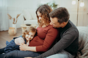 Babybauchshooting mit Geschwisterkind im Fotostudio Stuttgart