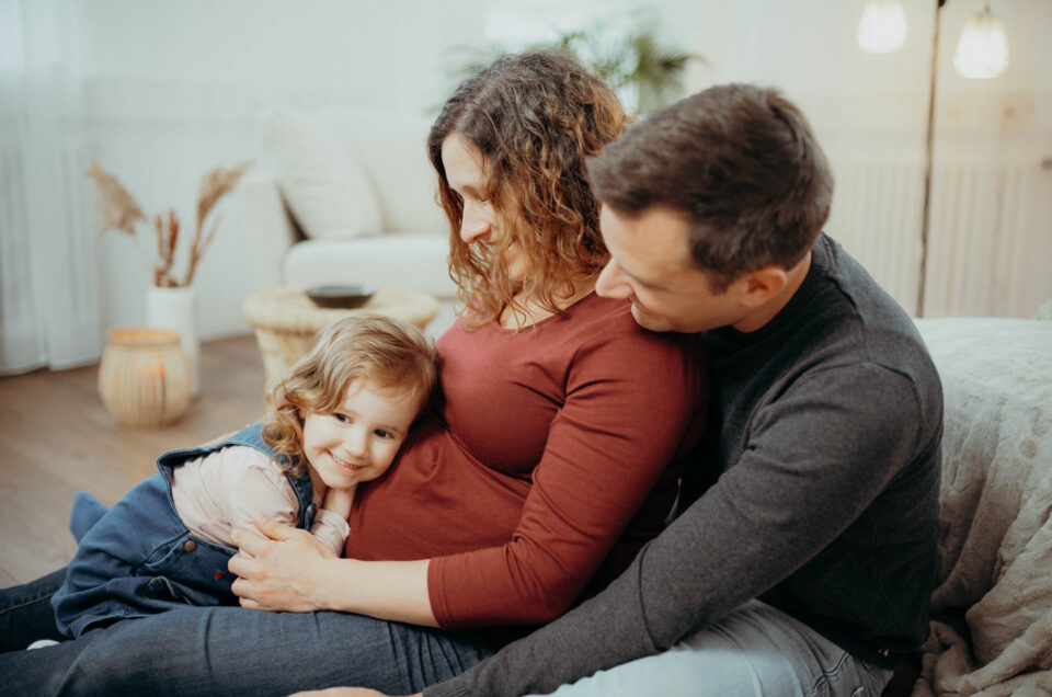 Babybauchshooting mit Geschwisterkind im Fotostudio Stuttgart