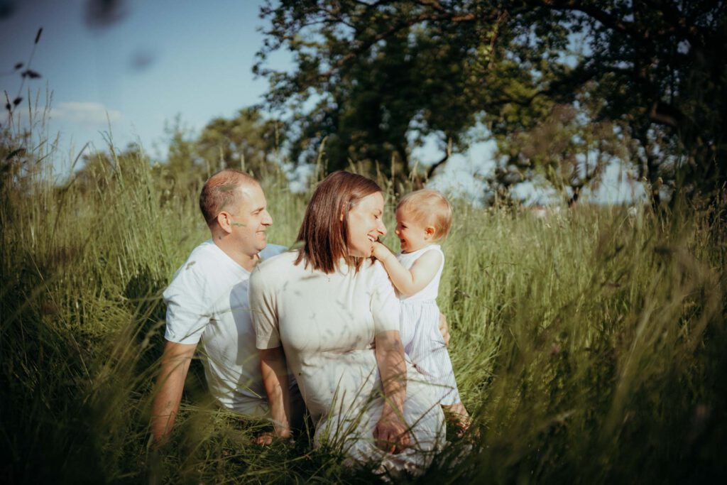 Babybauchshooting mit Geschwisterkindin der Natur in Leinfelden-Echterdingen