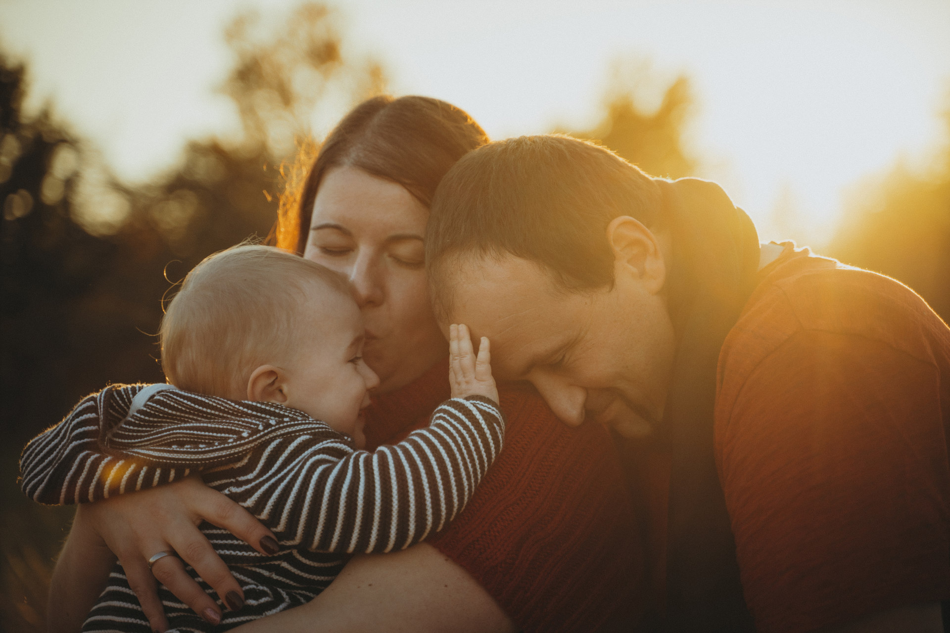 Familienshooting in Stuttgart bei Sonnenuntergang – emotionale Outdooraufnahme