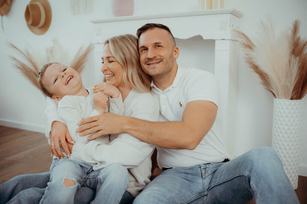 Familienfoto mit Eltern, zwei Kindern und Baby im Fotostudio bei Stuttgart