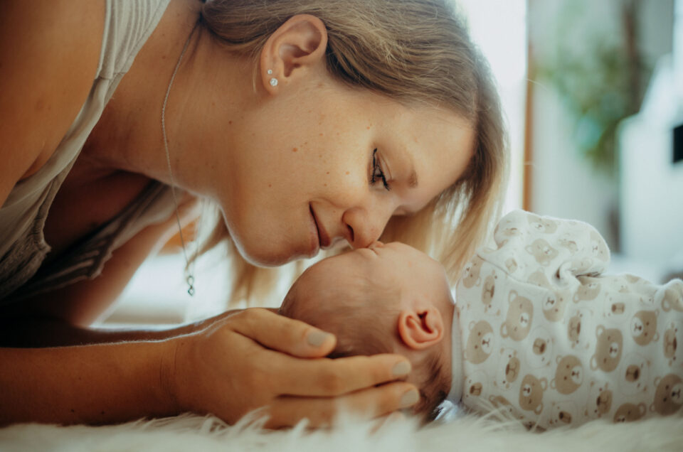 Familienfoto mit Mutter und Baby beim Neugeborenenshooting im Fotostudio bei Stuttgart