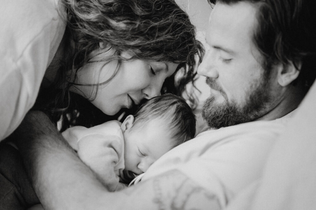 Neugeborenenshooting in Stuttgart – inniger Moment zwischen Eltern und Baby