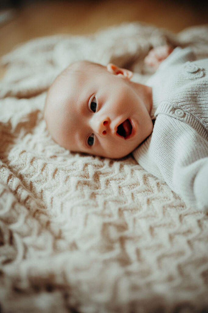 Neugeborenes Baby beim Neugeborenenshooting im Fotostudio bei Stuttgart
